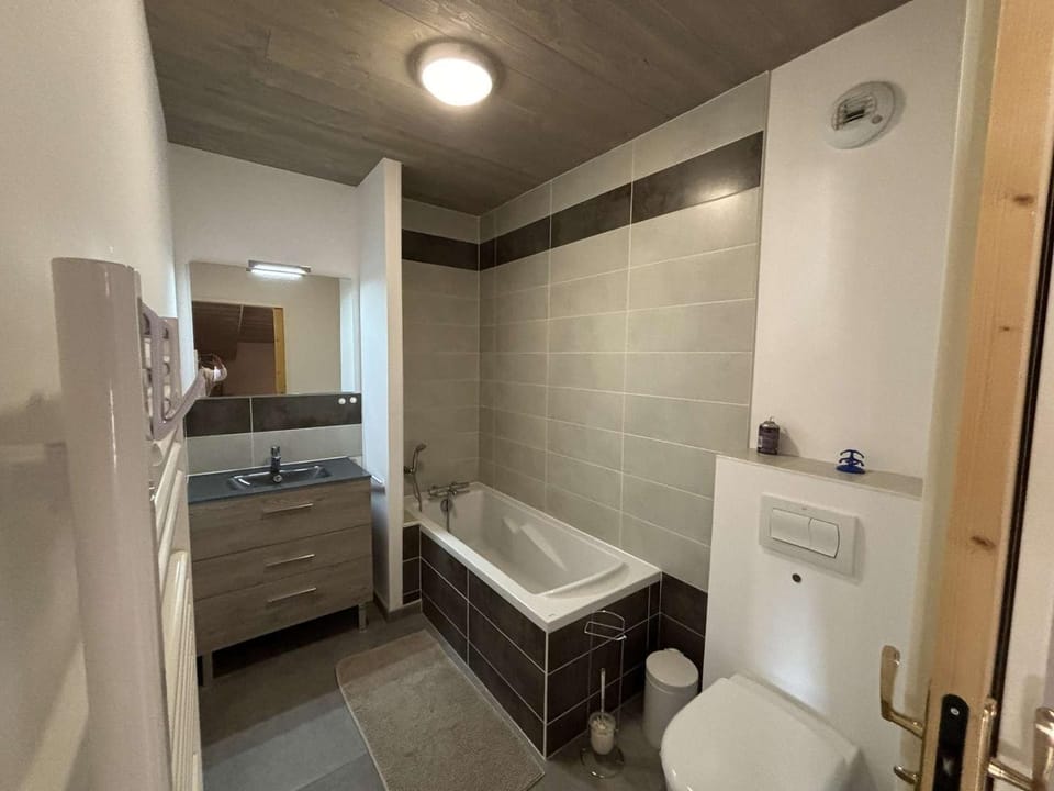 Appartement moderne 5 pièces, proche des pistes avec cheminée, terrasse, parking et bois inclus - FR-1-297-346 Apartment in Auris