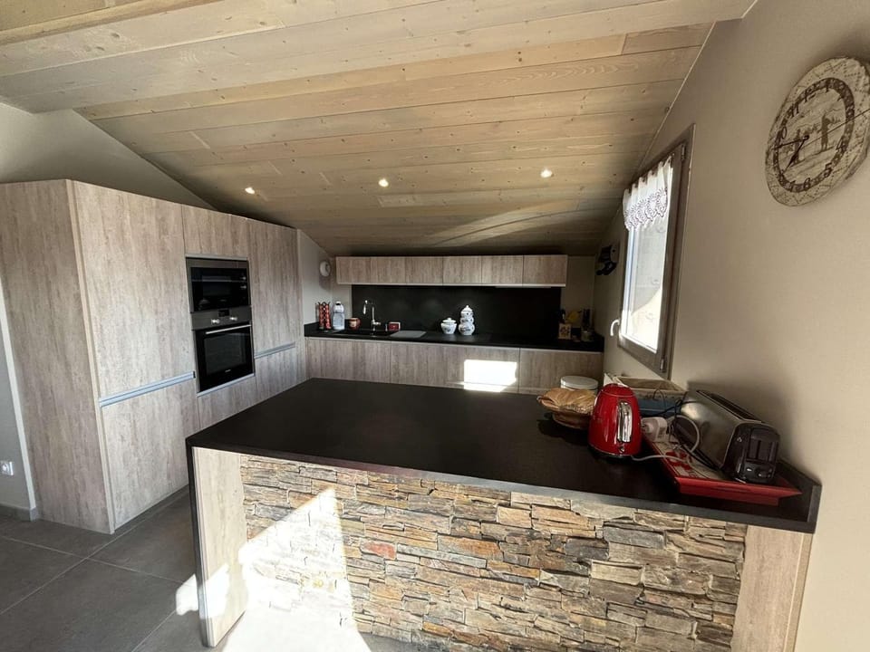 Appartement moderne 5 pièces, proche des pistes avec cheminée, terrasse, parking et bois inclus - FR-1-297-346 Apartment in Auris