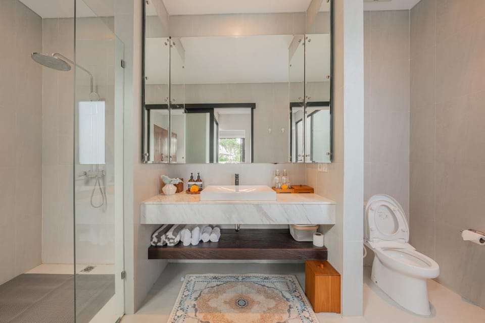 Shower, Toilet, Bathroom, towels