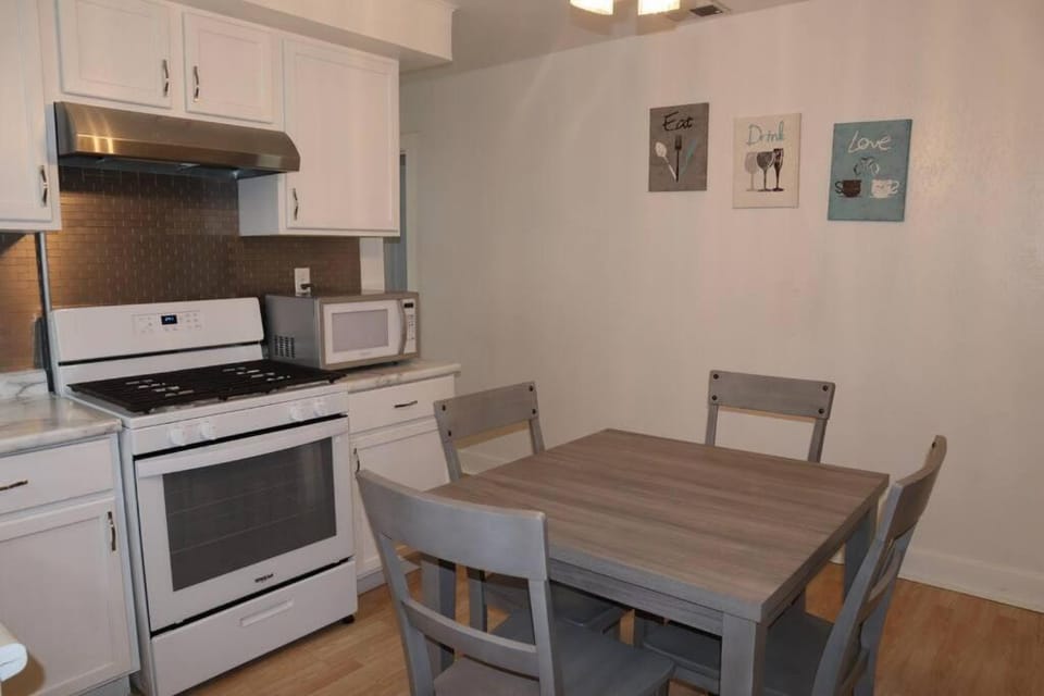 Cozy home with 3 beds and an office! House in Decatur