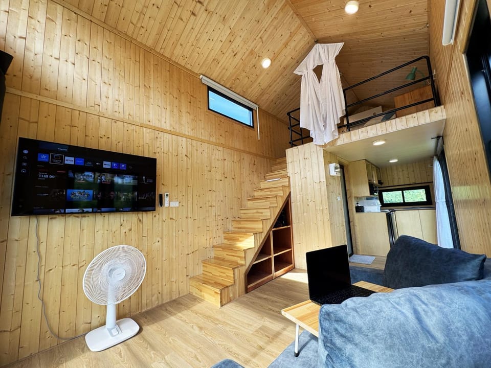 Communal lounge/ TV room, TV and multimedia, Living room, Seating area, Evening entertainment, air conditioner