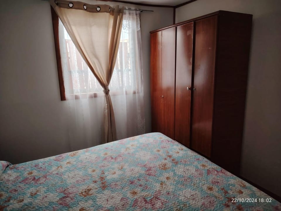 Photo of the whole room, Bedroom, wardrobe