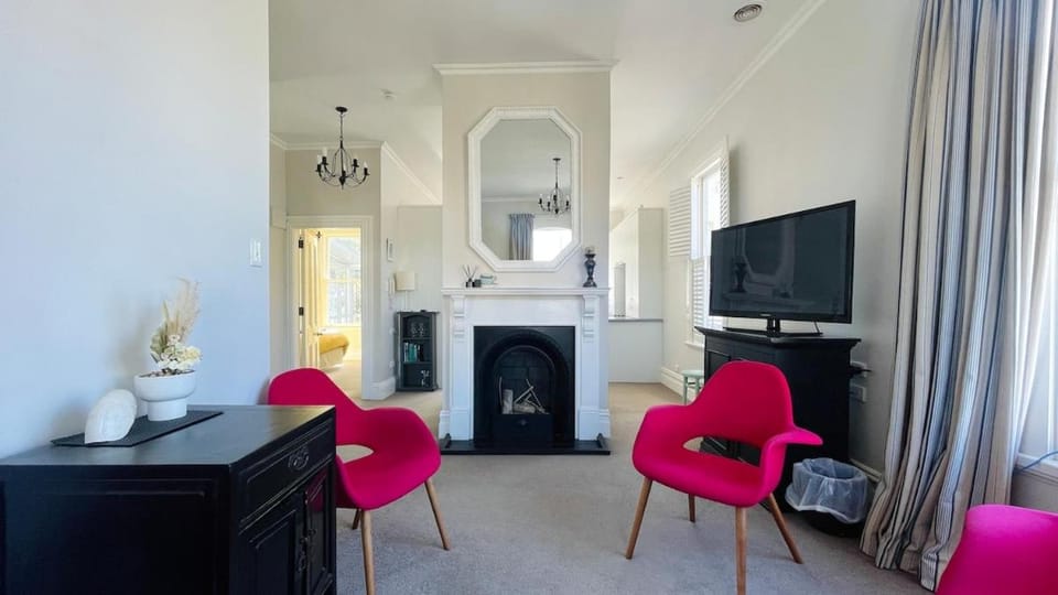 Communal lounge/ TV room, TV and multimedia, Living room, Seating area
