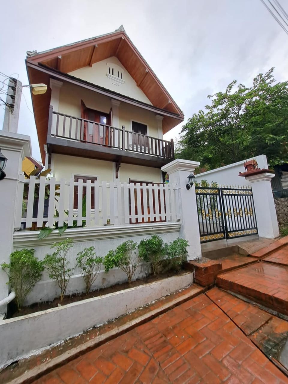Property building, Day, Balcony/Terrace