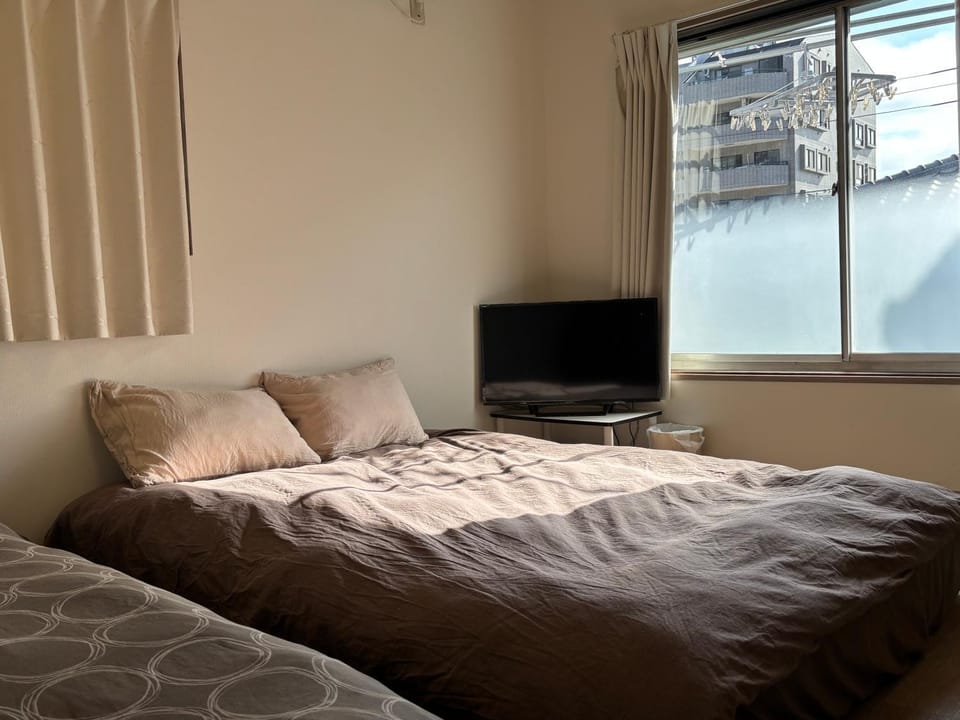 Bed, TV and multimedia, Photo of the whole room, Bedroom