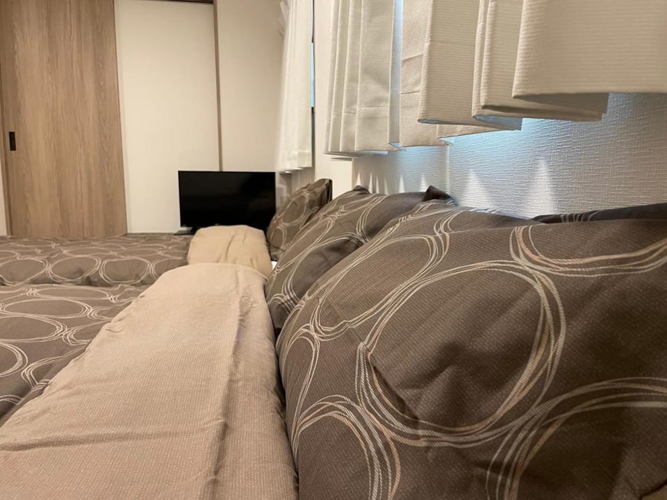Bed, TV and multimedia, Bedroom