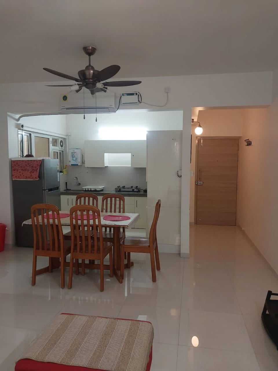 Kitchen or kitchenette, Dining area, stove