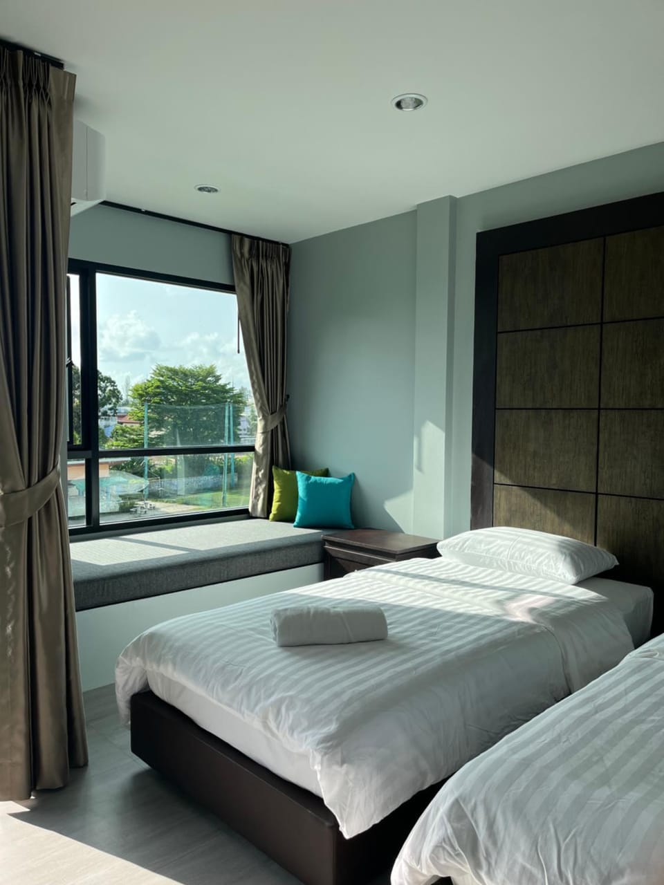 Photo of the whole room, Bedroom