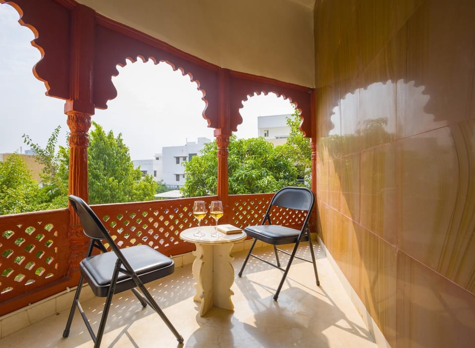 Facade/entrance, Day, View (from property/room), Balcony/Terrace, Living room, Seating area, Dining area