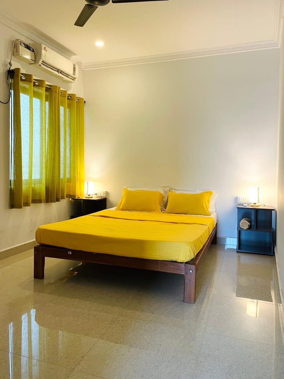 Bed, Living room, Photo of the whole room, Seating area, Bedroom, air conditioner