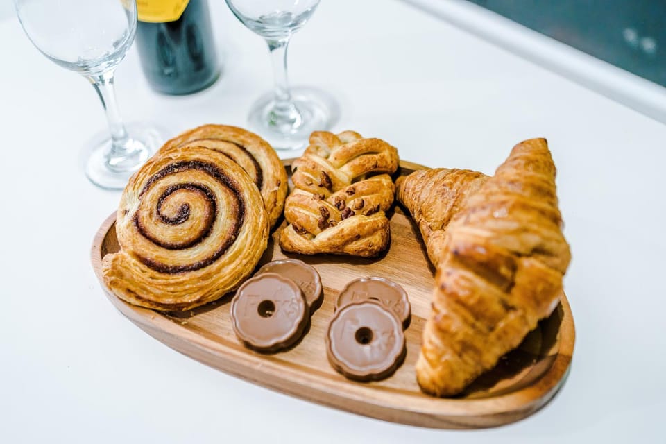 Food and drinks, Food, Continental breakfast, Lunch, Dinner