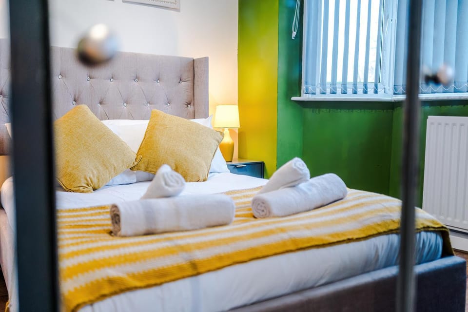 Bed, Photo of the whole room, Bedroom, towels