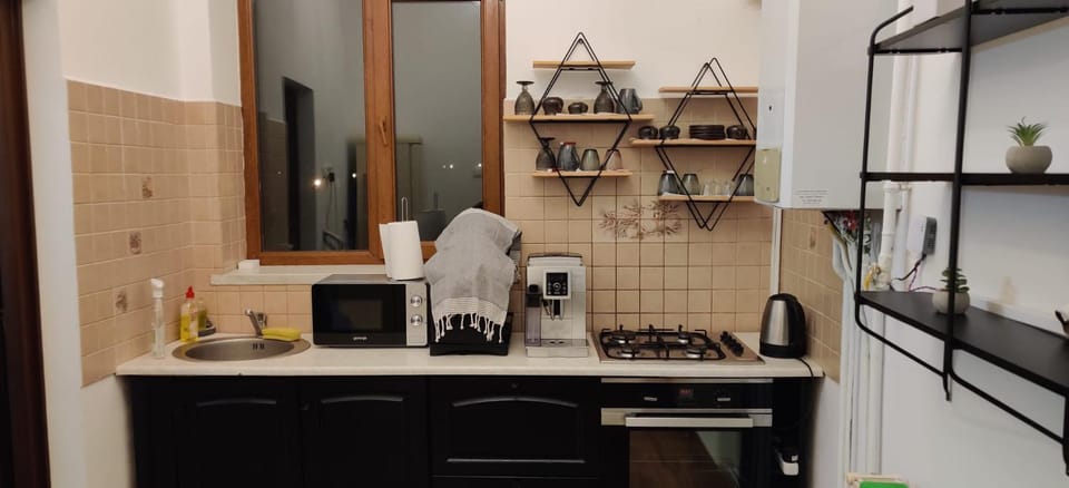 Coffee/tea facilities, Kitchen or kitchenette, microwave, oven, stove, kitchen, kitchen