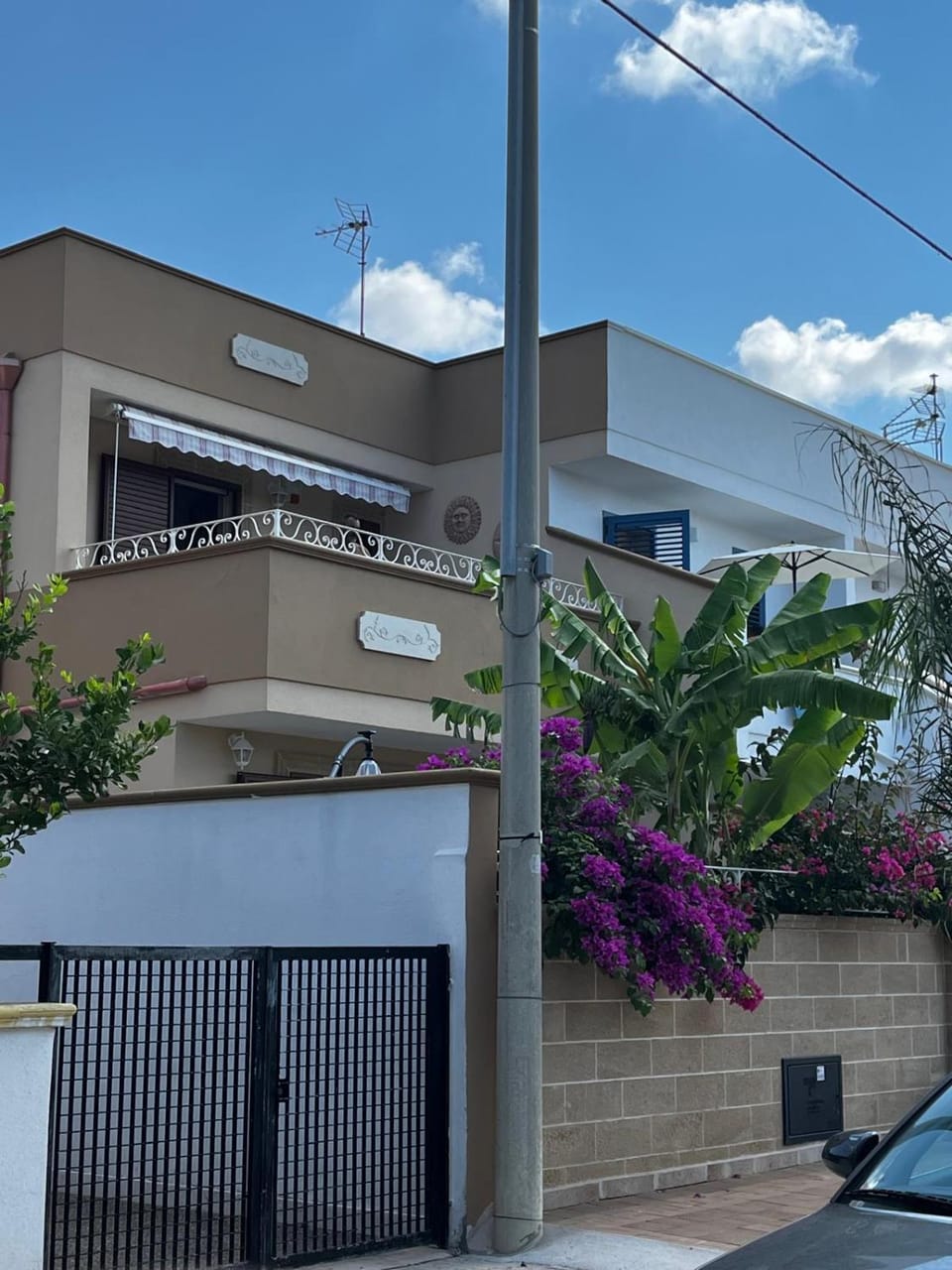 Property building, Balcony/Terrace, Balcony/Terrace, Decorative detail