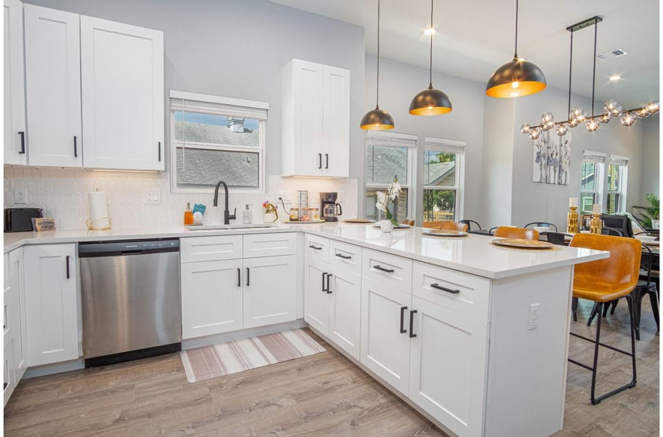 Kitchen or kitchenette, Dining area, dishwasher