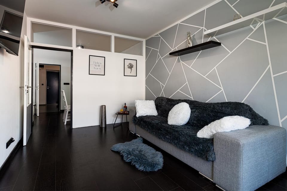 Bed, TV and multimedia, Living room, Photo of the whole room, Seating area, Bedroom