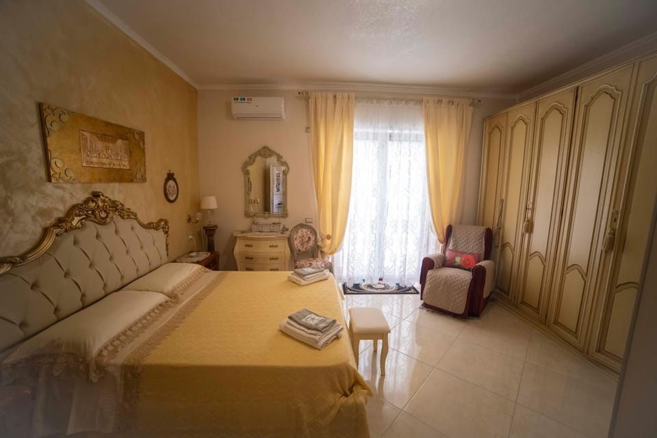 Bed, Photo of the whole room, air conditioner