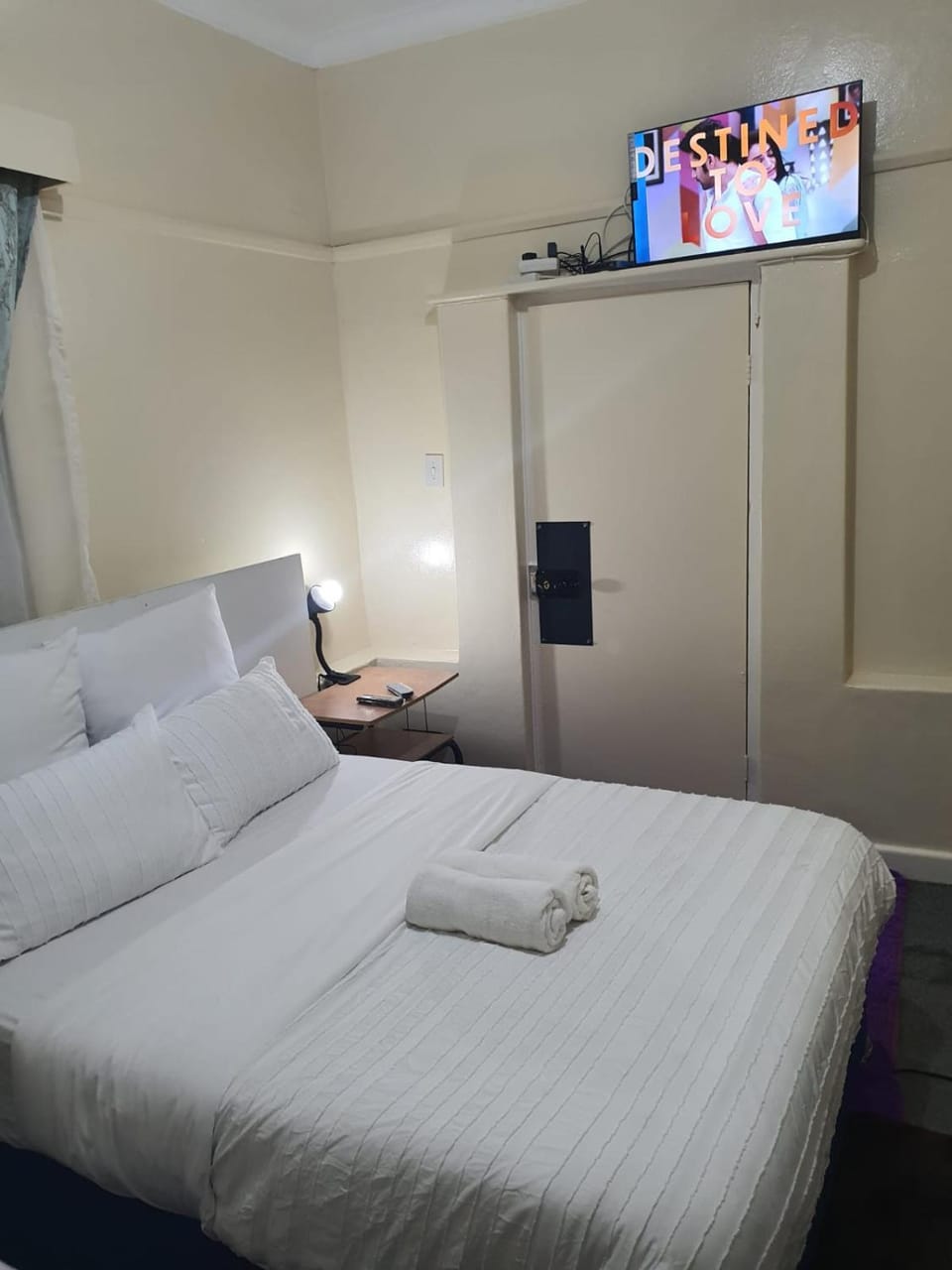 Bed, TV and multimedia, Photo of the whole room, Bedroom, towels