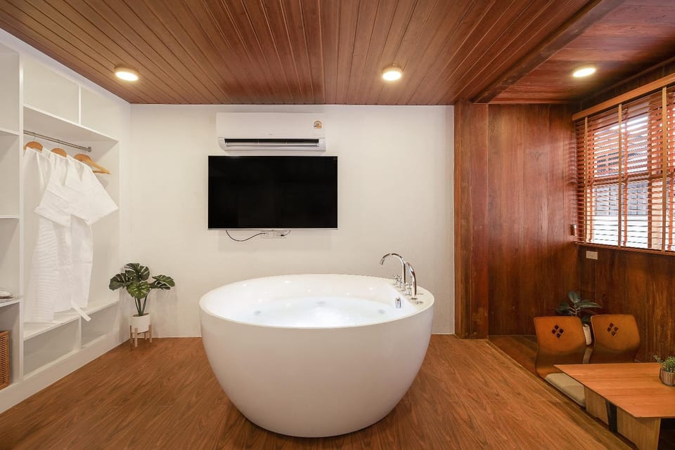 Hot Tub, TV and multimedia, Bath