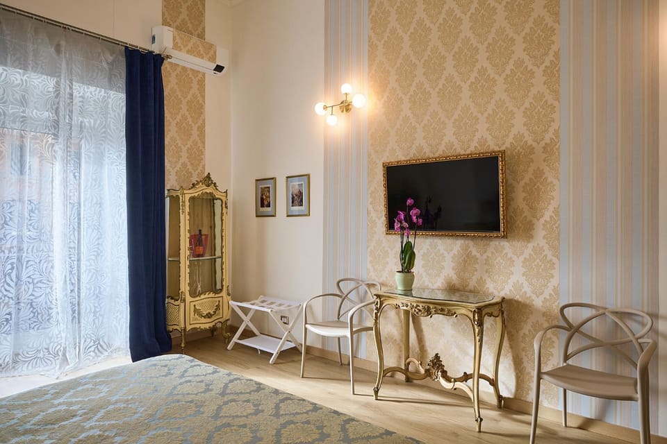 Photo of the whole room, Bedroom