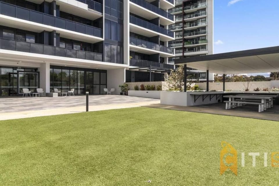 Posh in Phillip - 2bd 2bth Apt Apartment in Canberra