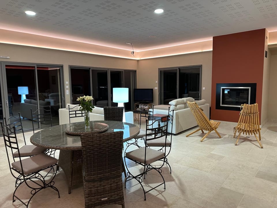 TV and multimedia, Living room, Dining area, fireplace