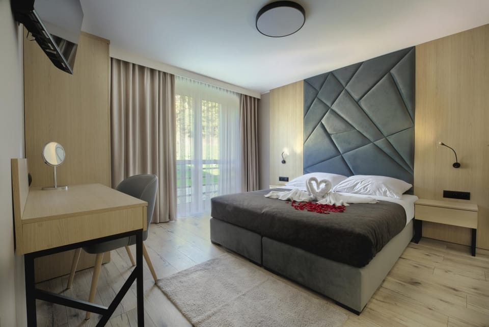 Bed, TV and multimedia, Photo of the whole room, Bedroom, towels