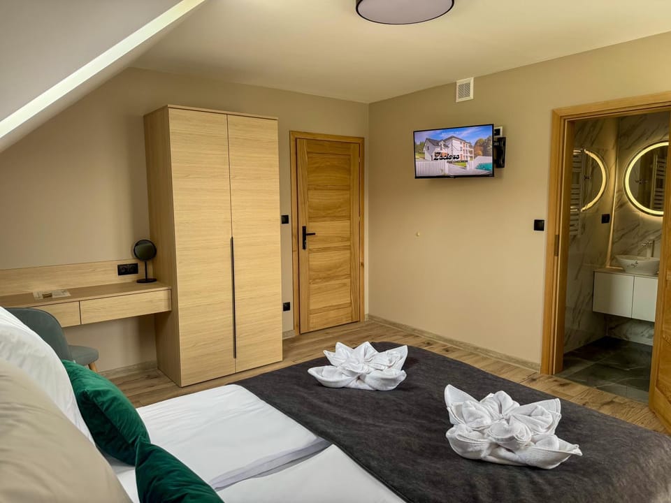 Bed, TV and multimedia, Photo of the whole room, Bedroom, towels, wardrobe