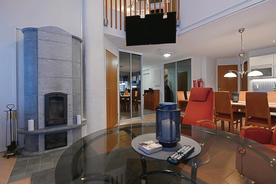 TV and multimedia, Living room, Seating area, fireplace