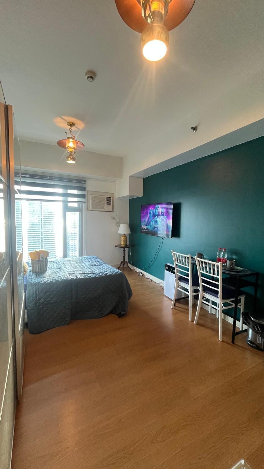 TV and multimedia, Photo of the whole room, Bedroom