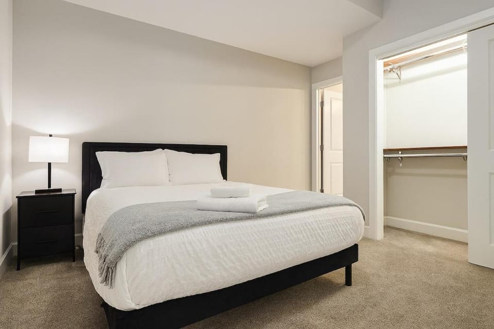 Dwntwn Suite, Rock Hall, Stadium, Casino, CSU Apartment in Cleveland Heights