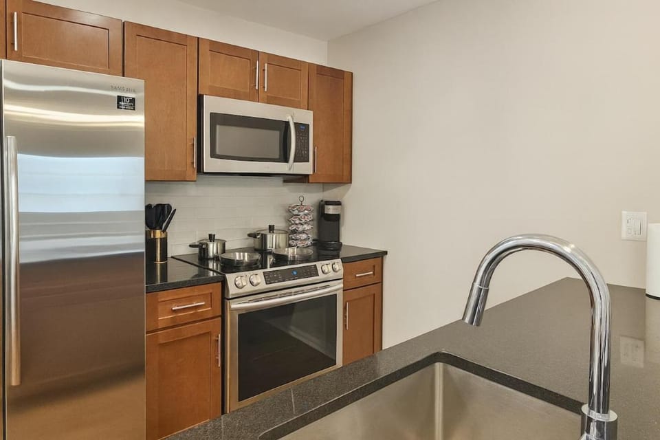 Dwntwn Suite, Rock Hall, Stadium, Casino, CSU Apartment in Cleveland Heights