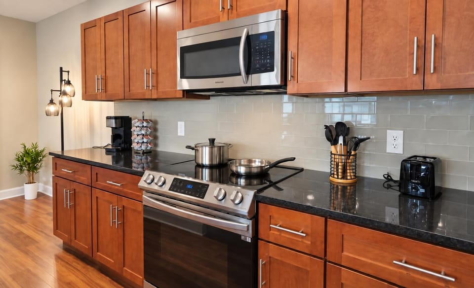 Coffee/tea facilities, Kitchen or kitchenette, microwave, stove, toaster
