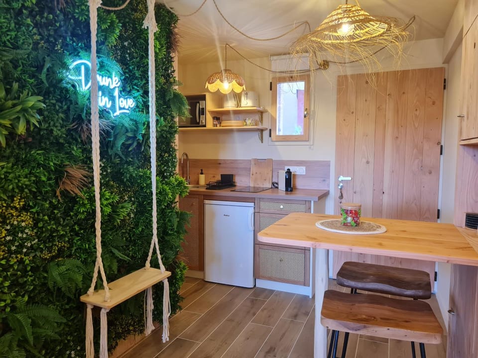 Coffee/tea facilities, Dining area, stove, kitchen