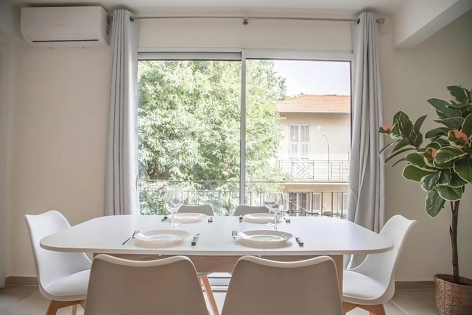 Living room, Seating area, Dining area, air conditioner