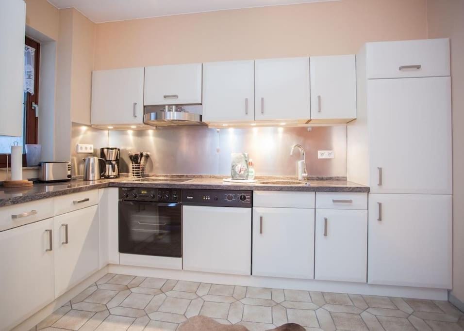 Coffee/tea facilities, Kitchen or kitchenette, dishwasher, oven, stove, toaster