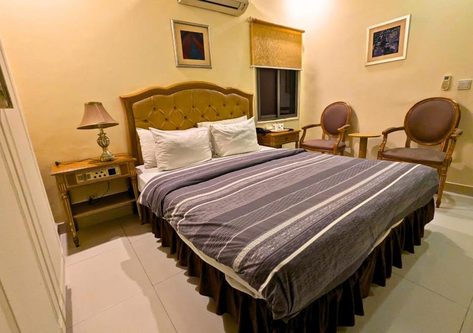 Bed, Seating area, Bedroom
