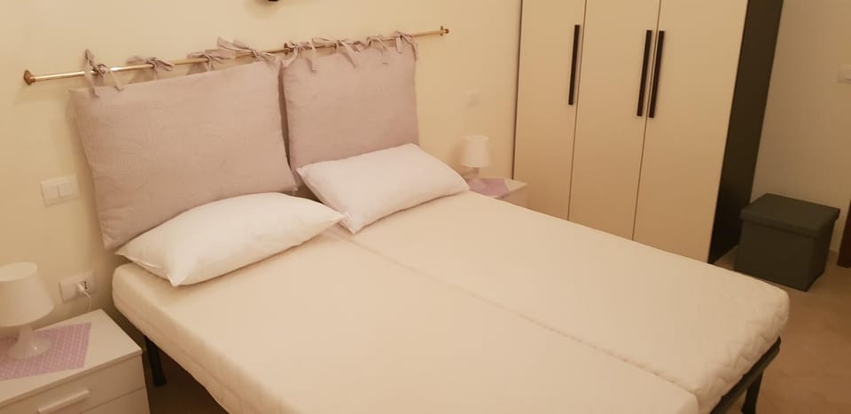 Bed, Food and drinks, Decorative detail, Bedroom