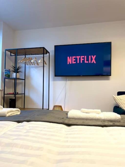 Bed, TV and multimedia, Photo of the whole room, Evening entertainment, Bedroom