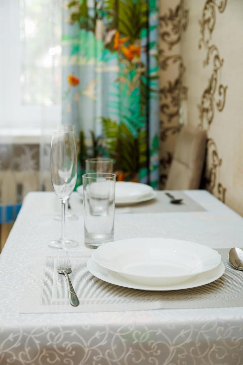 Living room, Food and drinks, Seating area, Dining area, Food