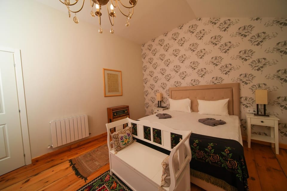 Bed, Photo of the whole room, Dining area, internet