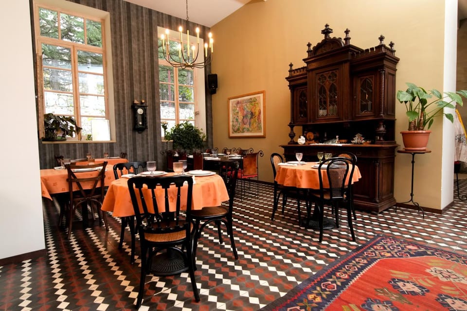 Restaurant/places to eat, Living room, Dining area