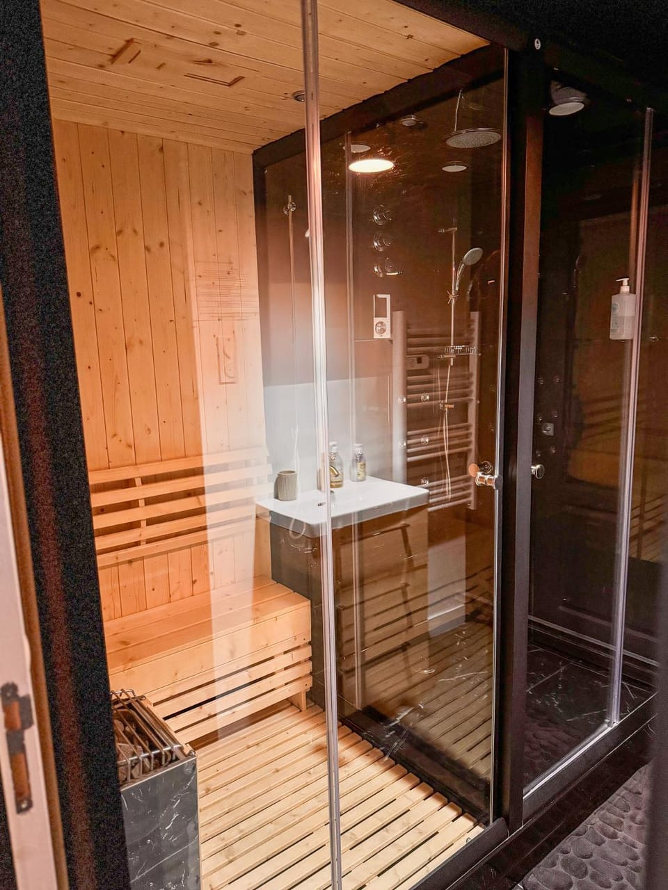 Shower, Sauna, Steam room
