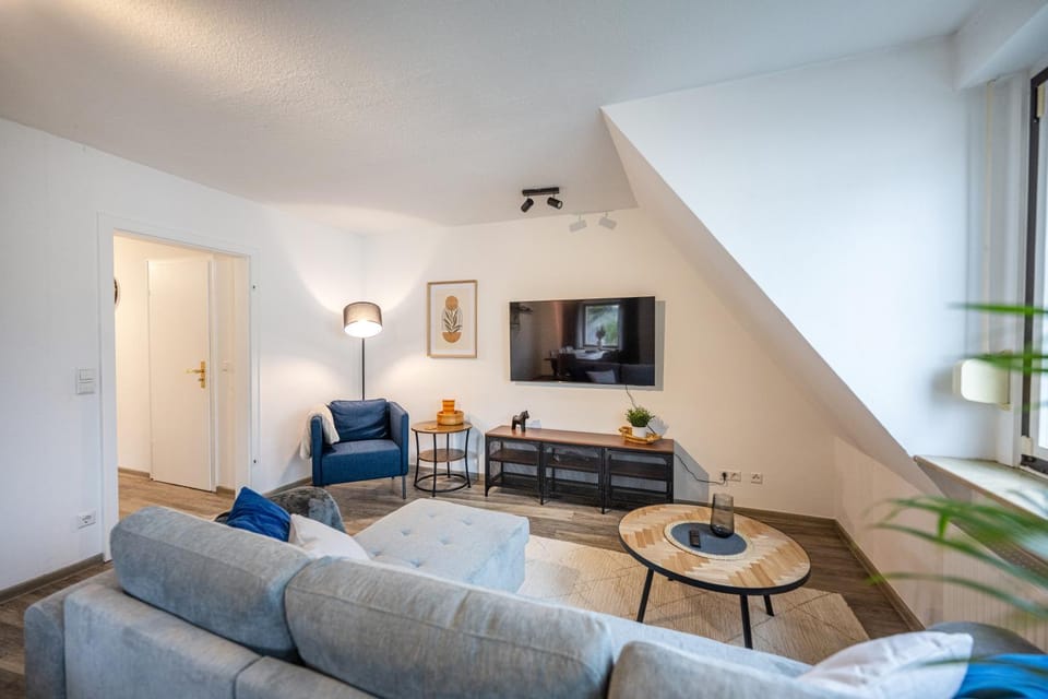TV and multimedia, Living room, Seating area, Evening entertainment