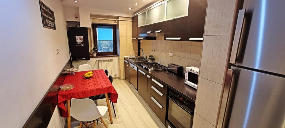 Kitchen or kitchenette, Dining area, dishwasher, minibar, oven, stove, toaster