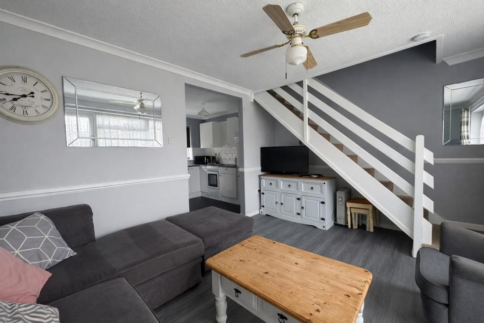 Fantastic Chalet In Hemsby Near To The Beach In Norfolk Ref 18167B Chalet in Hemsby