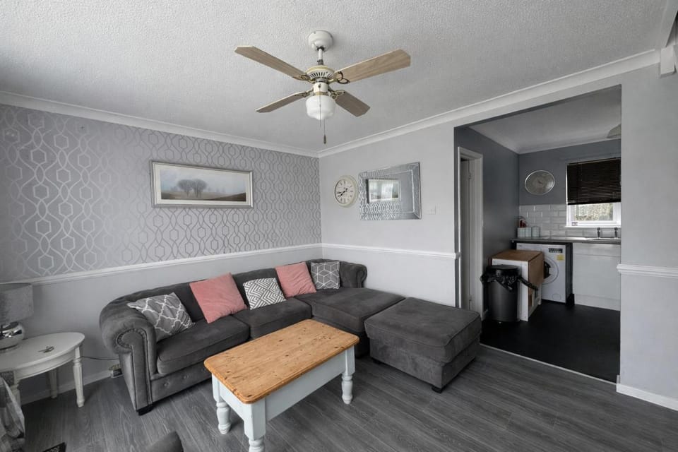 Fantastic Chalet In Hemsby Near To The Beach In Norfolk Ref 18167B Chalet in Hemsby