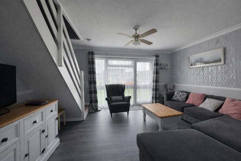Fantastic Chalet In Hemsby Near To The Beach In Norfolk Ref 18167B Chalet in Hemsby