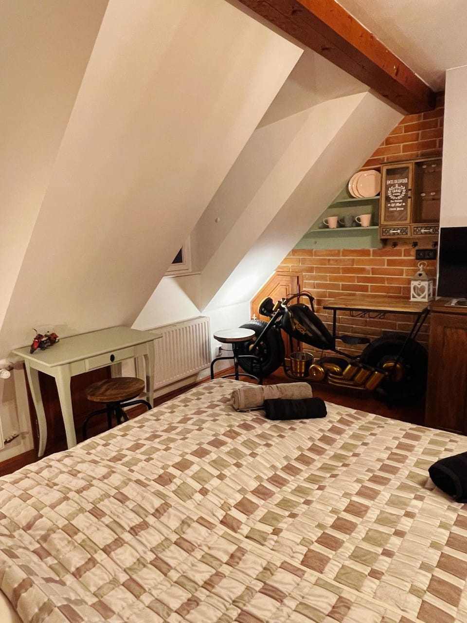 Bed, Seating area