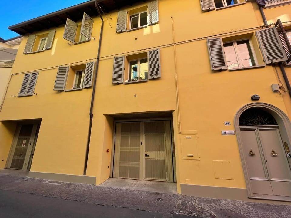 Property building, Facade/entrance, Guests, Parking